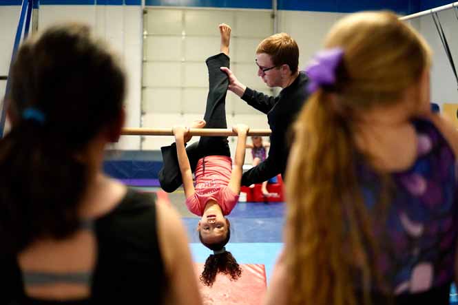 Animateur avec un groupe d&#039;enfants qui font de la gymnastique