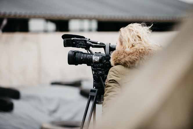 Journaliste filmant dans la rue