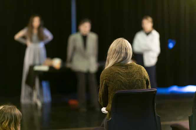 Metteuse en scène dirigeant une répétition de théâtre