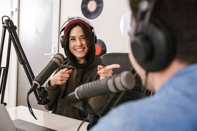 Animatrice devant un micro de radio