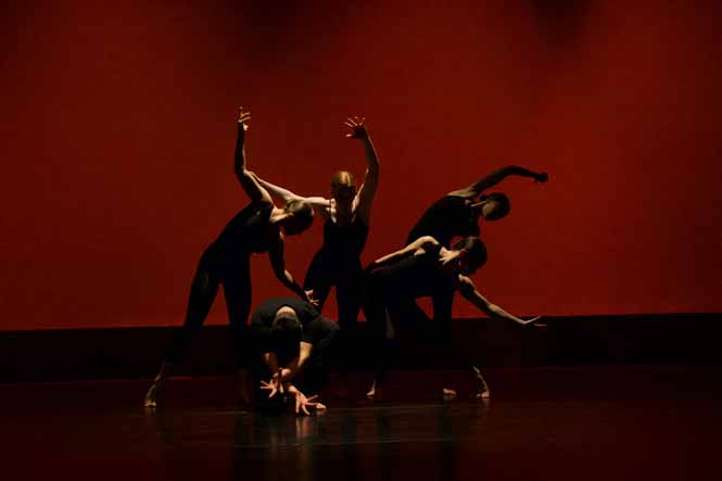 Groupe de danseurs sur scène