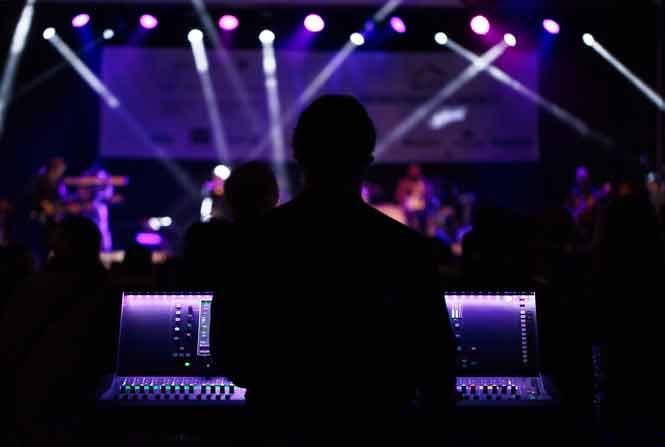 Ingénieur du son assurant la sonorisation d&#039;un concert