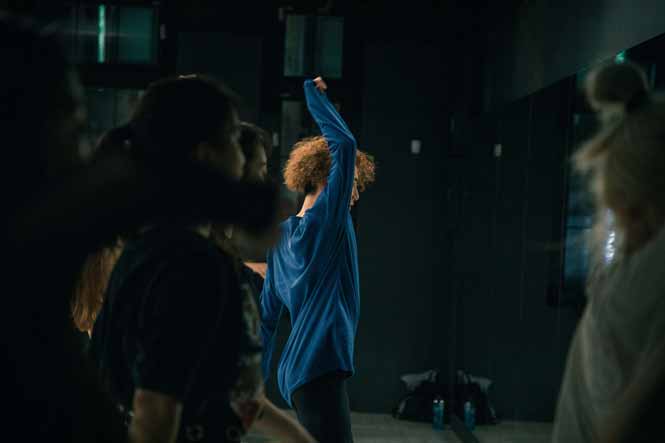 Professeur de danse montrant une chorégraphie