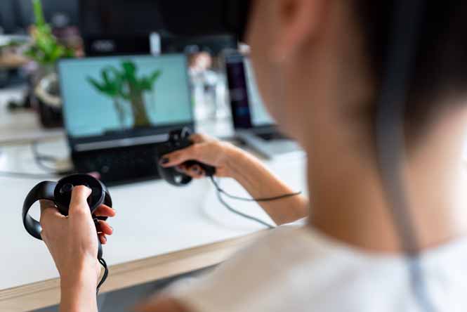 Femme testant un jeu vidéo
