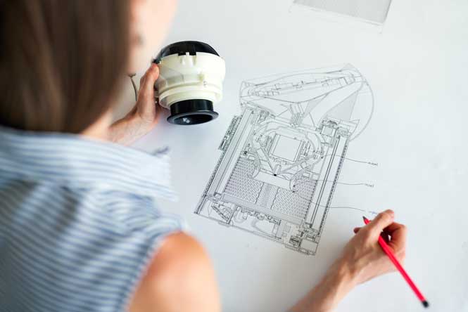 Ingénieure travaillant sur un plan de pièce mécanique
