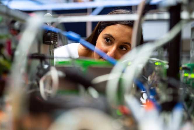 Une femme regarde des câblages 
