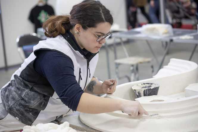 Staffeuse réalisant une moulure