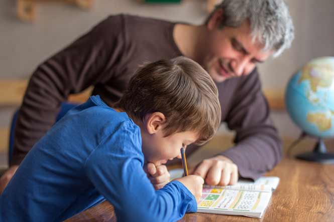Un Technicien de l&#039;intervention sociale et familiale aidant un enfant à faire ses devoirs