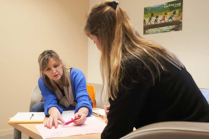 Une assistante de service social conseille une femme bénéficiaire d&#039;aides