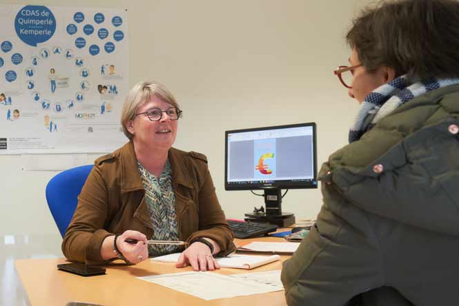 Une conseillère en économie sociale et familiale échange avec une mère de famille lors d&#039;un rendez-vous d’accompagnement individuel