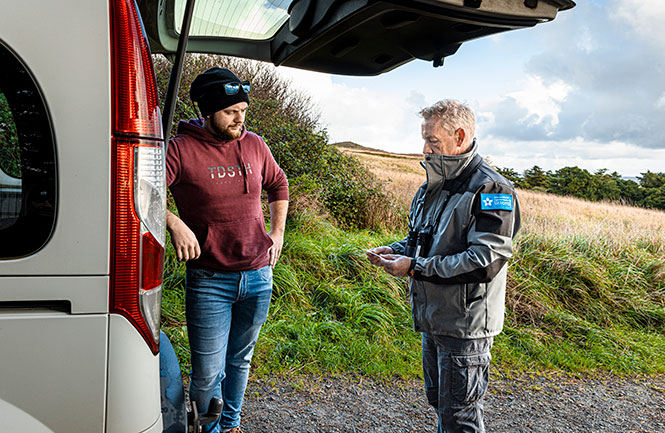 Jean-Christophe Renais, de l&#039;Agence départementale du Pays de Saint-Malo, en mission dans les dunes des Chevrets à Saint-Coulomb en Ille-et-Vilaine.
