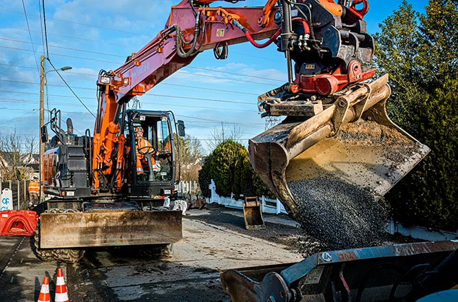 Benoît Asselah, sur un chantier à La Richardais, travaille pour l&#039;entreprise Colas à Miniac-Morvan,  en Ille-et-Vilaine.