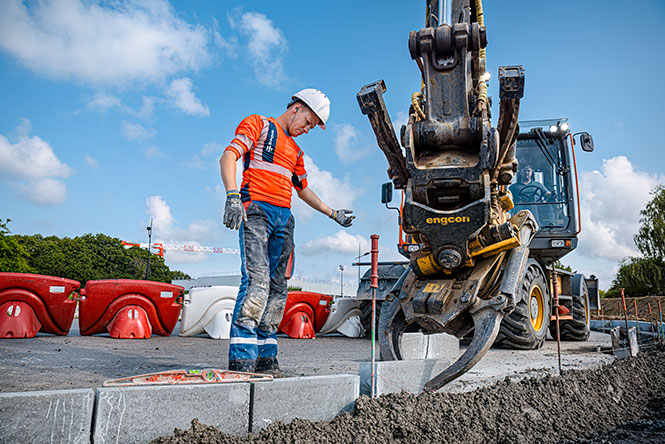 Pierre Chopin, salarié de l’Agence Eurovia, sur un chantier à Pacé, en Ille-et-Vilaine.