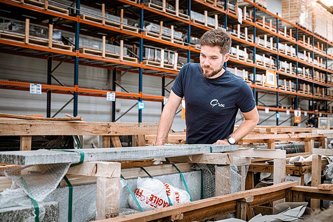 Benoît Lugué est responsable approvisionnement dans l&#039;entreprise GLOG (plateforme de GPG Granit) à Saint-Germain-en-Coglès, en Ille-et-Vilaine.