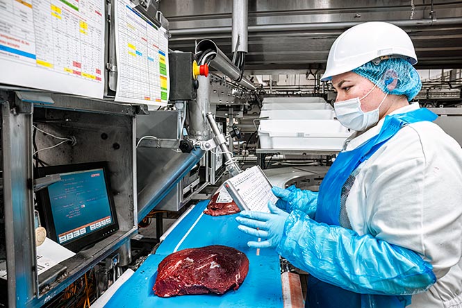 Albina Cherkez est opératrice de production chez SVA Jean Rozé à Vitré.