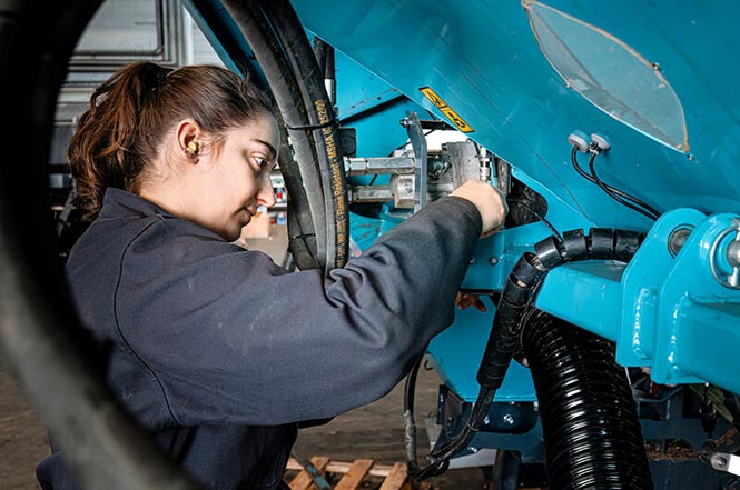 Salomé Leguédé est designeuse industrielle dans l&#039;entreprise Sky Agriculture Burel Group à Châteaubourg (35).