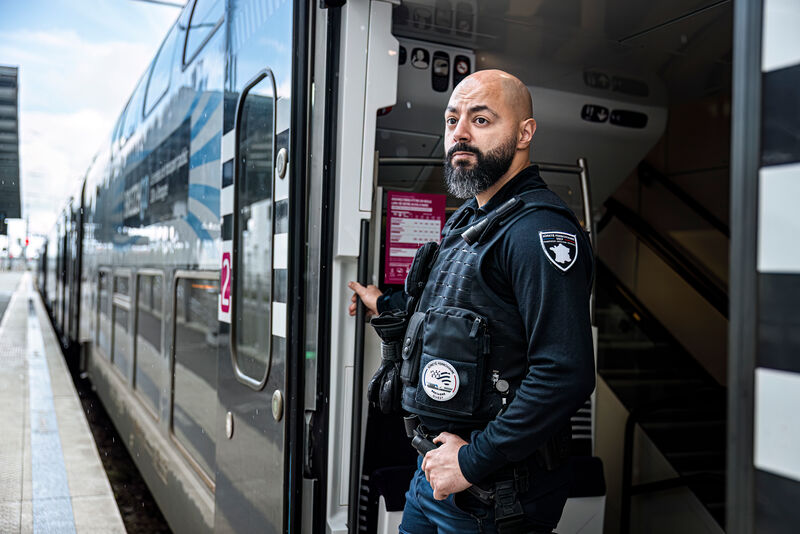 Un agent de sûreté ferroviaire sur un quai de gare.