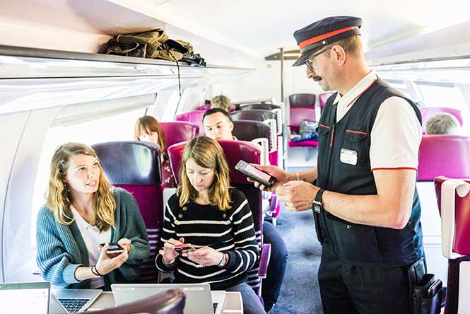 Contrôleur vérifiant un titre de transport