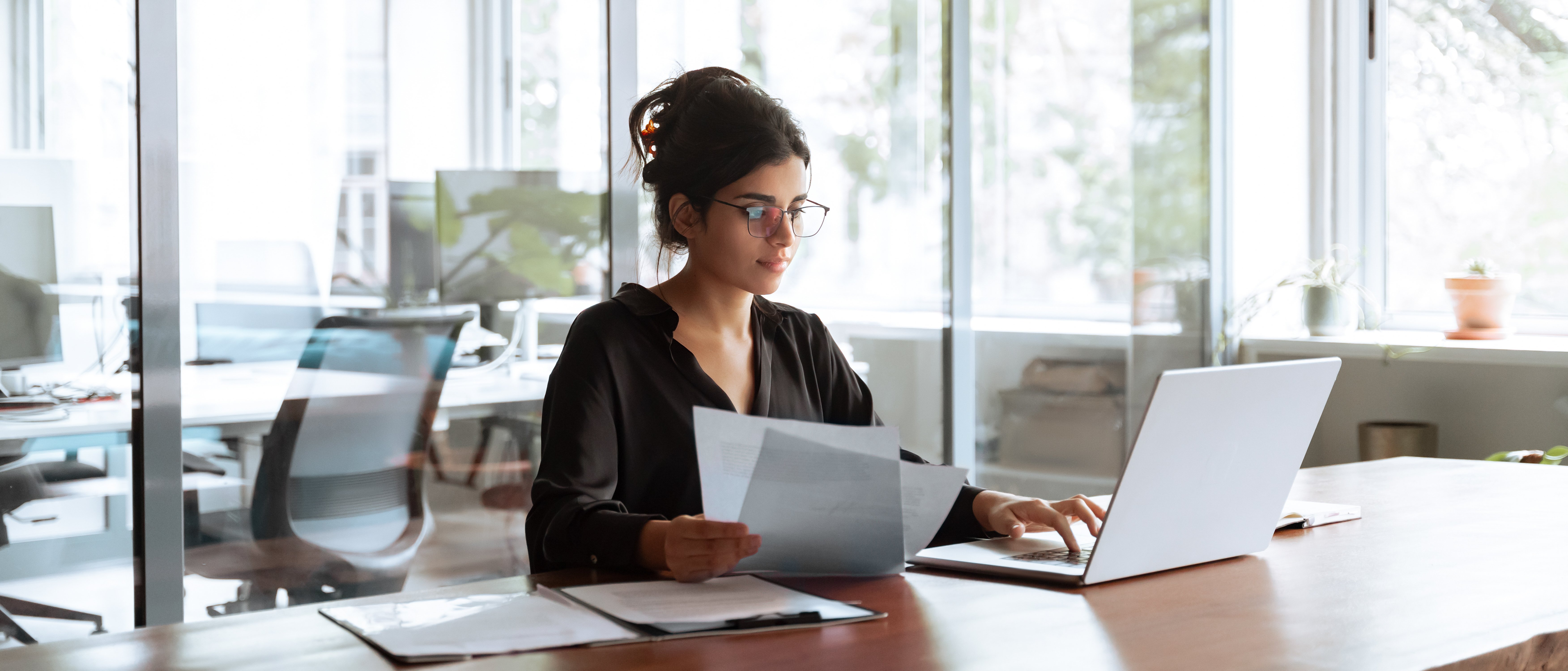 Une comptable à son bureau.