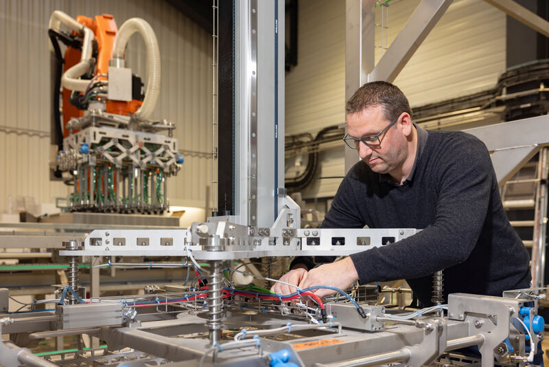 Portrait de Yoann Mellier à son poste de travail.