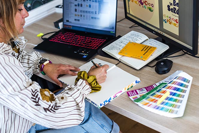 Adeline Pincemin à son poste de travail.