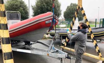 Un élève soulève un bateau à l&#039;aide d&#039;un pont de levage