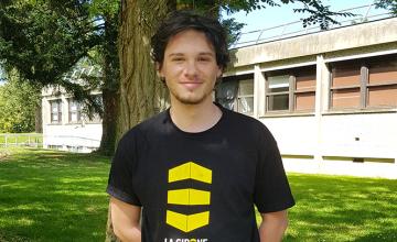 Portrait d'Esteban devant un arbre sur le campus de Rennes 1