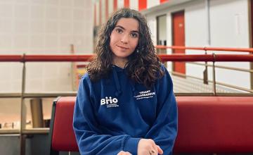 Portrait de Ninon, étudiante en BUT Qualité, logistique industrielle et organisation