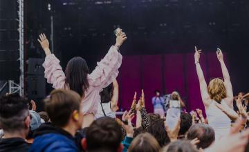 Une foule de spectateurs devant un concert pendant un festival.
