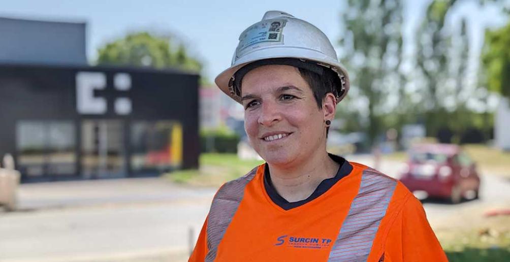 Portrait d'Élyse Brouillon, conductrice de travaux