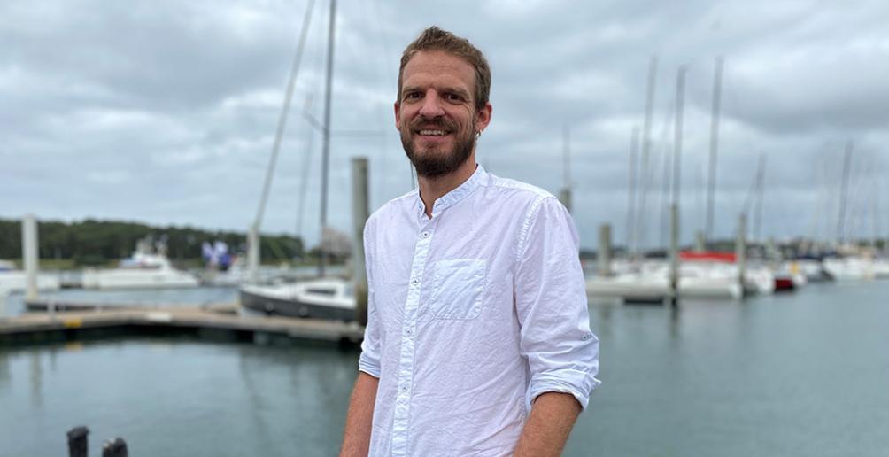 Simon Delvoye travaille à Lorient pour l'entreprise Zéphyr & Borée.