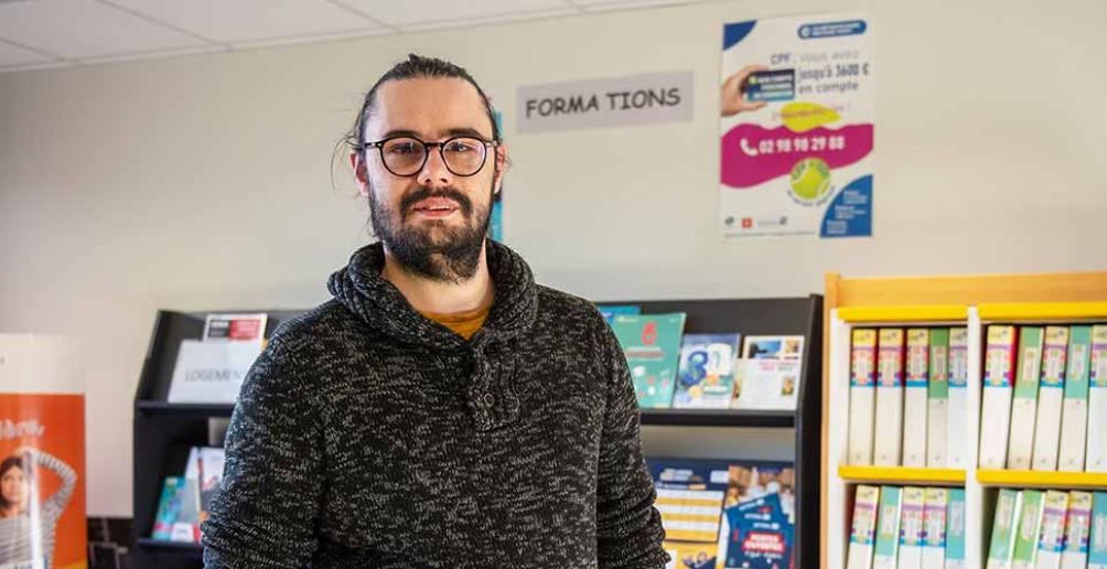 Portrait de Yohan Quéré dans les locaux de la Mission locale du Pays de Cornouaille