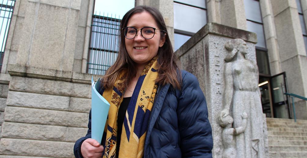 Portrait de Ludivine Le Naventure sur les marches du tribunal
