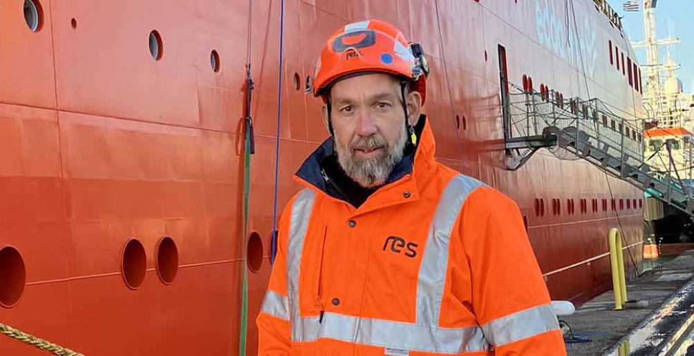 Portrait de Christophe Geimer dans un port devant un navire
