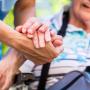 Personne âgée accompagnée par un professionnel de l&#039;aide à domicile