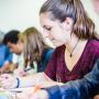 Une élève en classe
