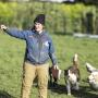 Une éducatrice canine en cours de séance