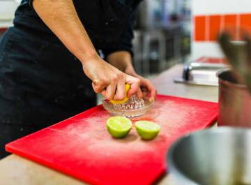 Préparation d&#039;un plat en cuisine