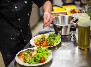 Main qui dresse des assiettes en cuisine