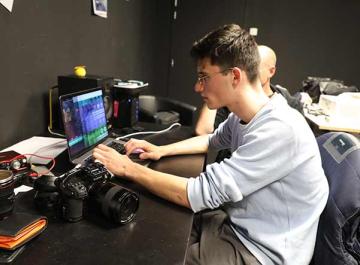Hugo en plein montage de la dernière vidéo Jobjectif.