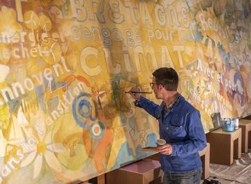 Une personne peint une fresque 
