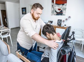 Un accompagnant éducatif et social au domicile d&#039;un patient