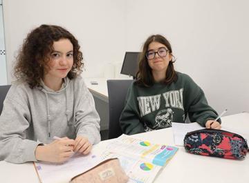 Agathe et Zélie sont scolarisées au lycée Bréquigny.