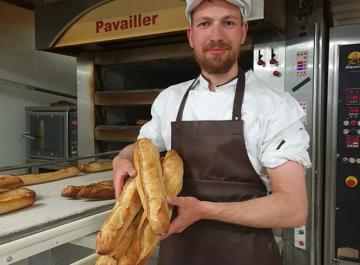 Jules Anstett dans une boulangerie des environs de Hennebont (56)