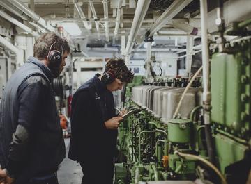 Fabien, mécanicien, et  son stagiaire Mael à bord d'un navire de BreizhGo Penn Ar Bed