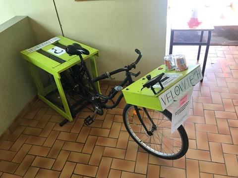 Ce vélo réalisé à partir de matériaux de récupération, peut produire jusqu&#039;à 200W