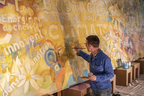 Une personne peint une fresque 