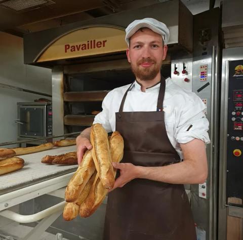 Jules Anstett dans une boulangerie des environs de Hennebont (56)