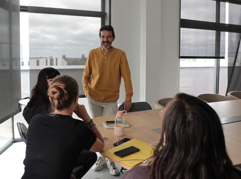 Fabrice Pluriel de Face Ille-et-Vilaine discute avec les stagiaires.