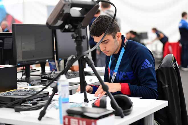 Alexandre Adjimi en plein concours. Alexandre Adjimi en plein concours.